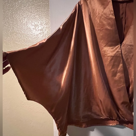 New without tag, Satin wide arm shirt - Picture 3 of 3